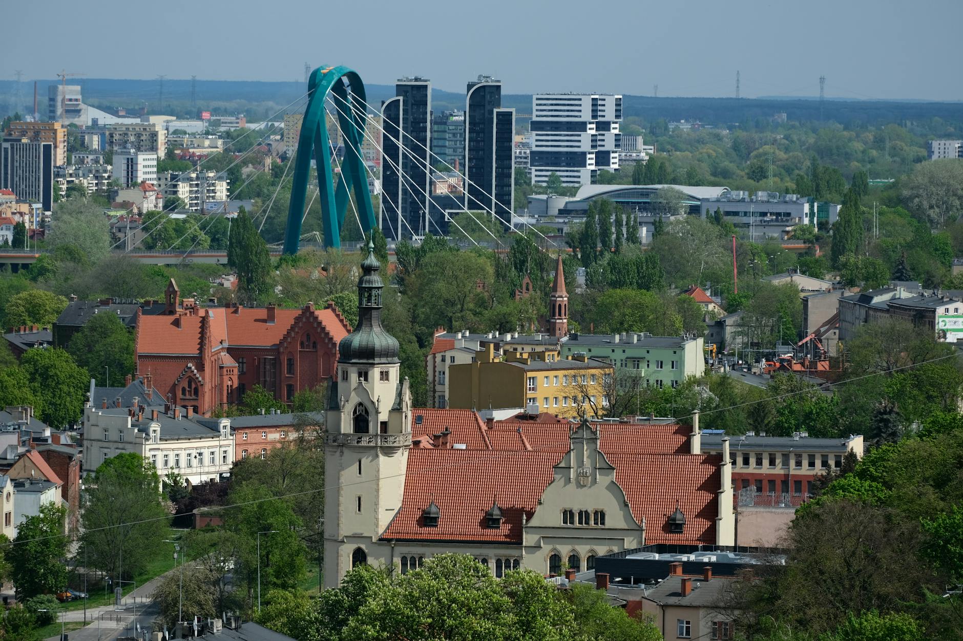 Ilustracja przedstawiająca symboliczne połączenie zagrożenia (np. znak ostrzegawczy) i rozwoju młodzieży (np. kamera filmowa) w kontekście Łukowa.