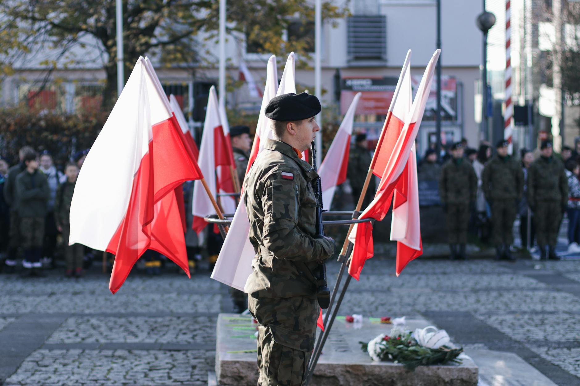 Mieszkańcy Łukowa świętują Dzień Flagi podczas potańcówki i zlotu pojazdów w Parku Miejskim.